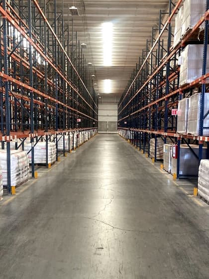 Pasillo de racks del centro de Pesquería, en Nuevo León, visto a lo alto