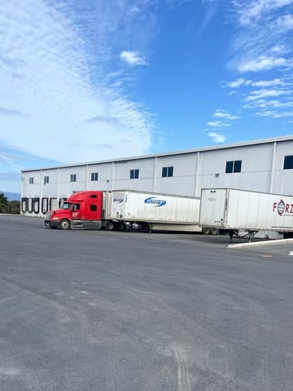 Patio de maniobras del centro de Pesquería, en Nuevo León, con tráilers estacionados