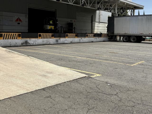 Andenes de carga del centro de La Tijera, en Jalisco, con un tráiler en posición de descarga