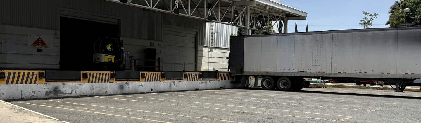 Andenes de carga del centro de La Tijera, en Jalisco, con un tráiler en posición de descarga