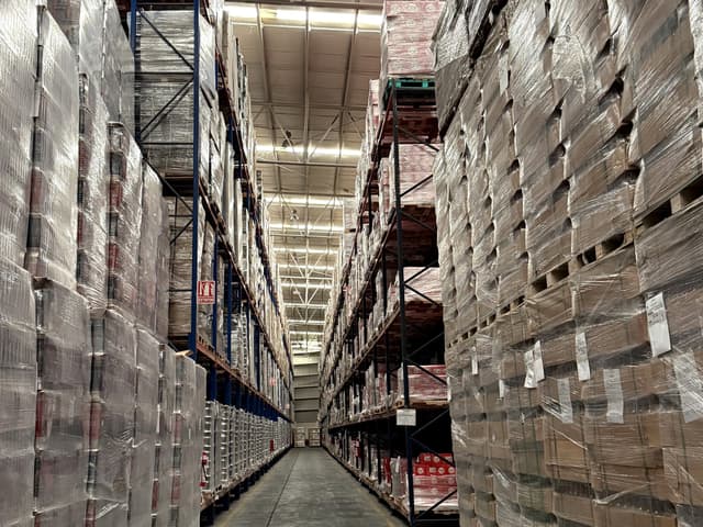 Pasillo de racks del centro de La Tijera, en Jalisco, con tarimas estibadas a seis niveles